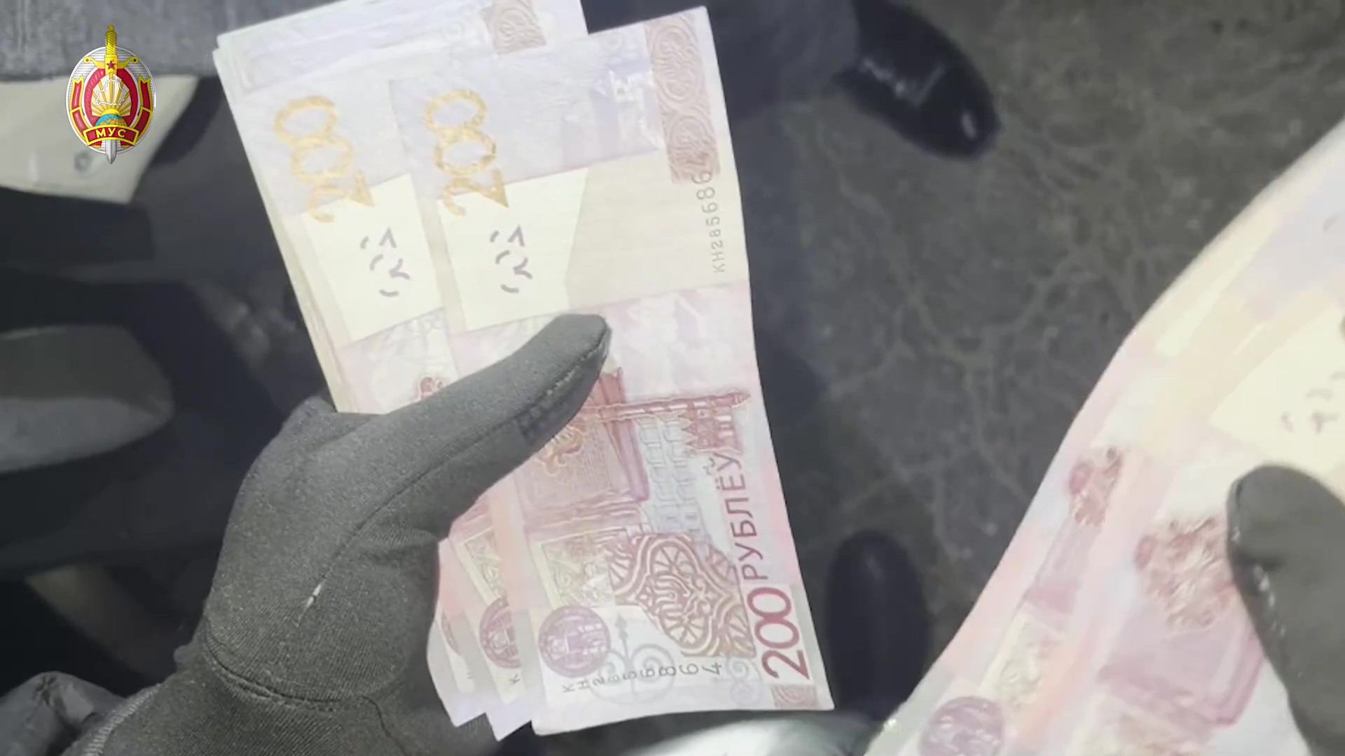 Руководство дорожно-строительного предприятия задержали при получении взятки в 30 тысяч долларов